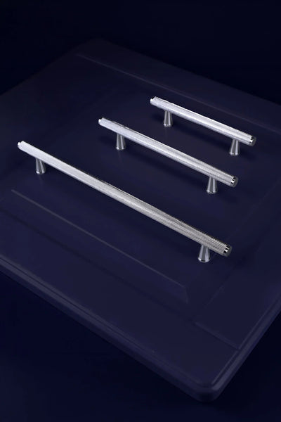 Chelsea Diamond-Knurled Brass Bar Pull Handle in Polished Chrome