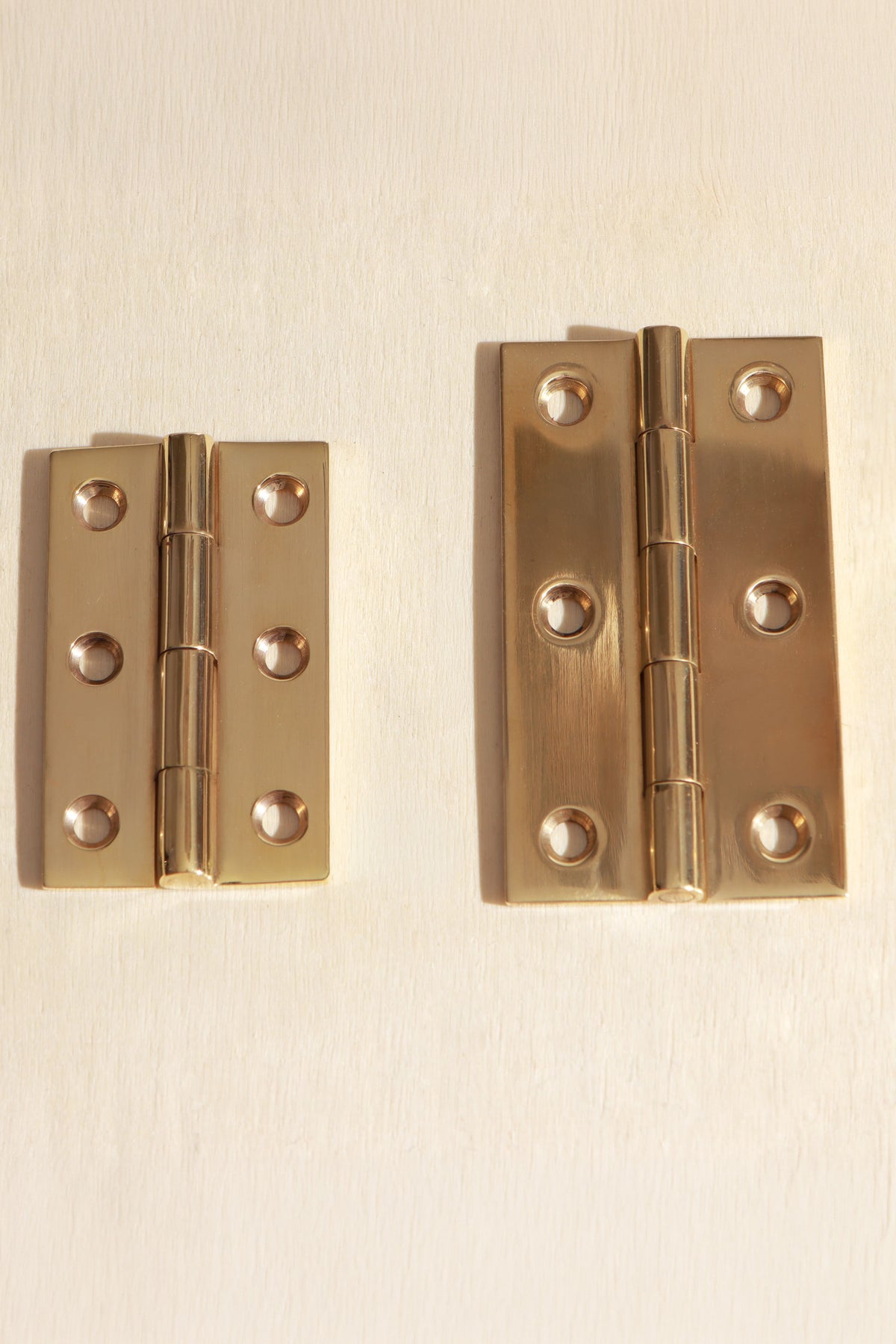 Butt hinge in polished brass, second view