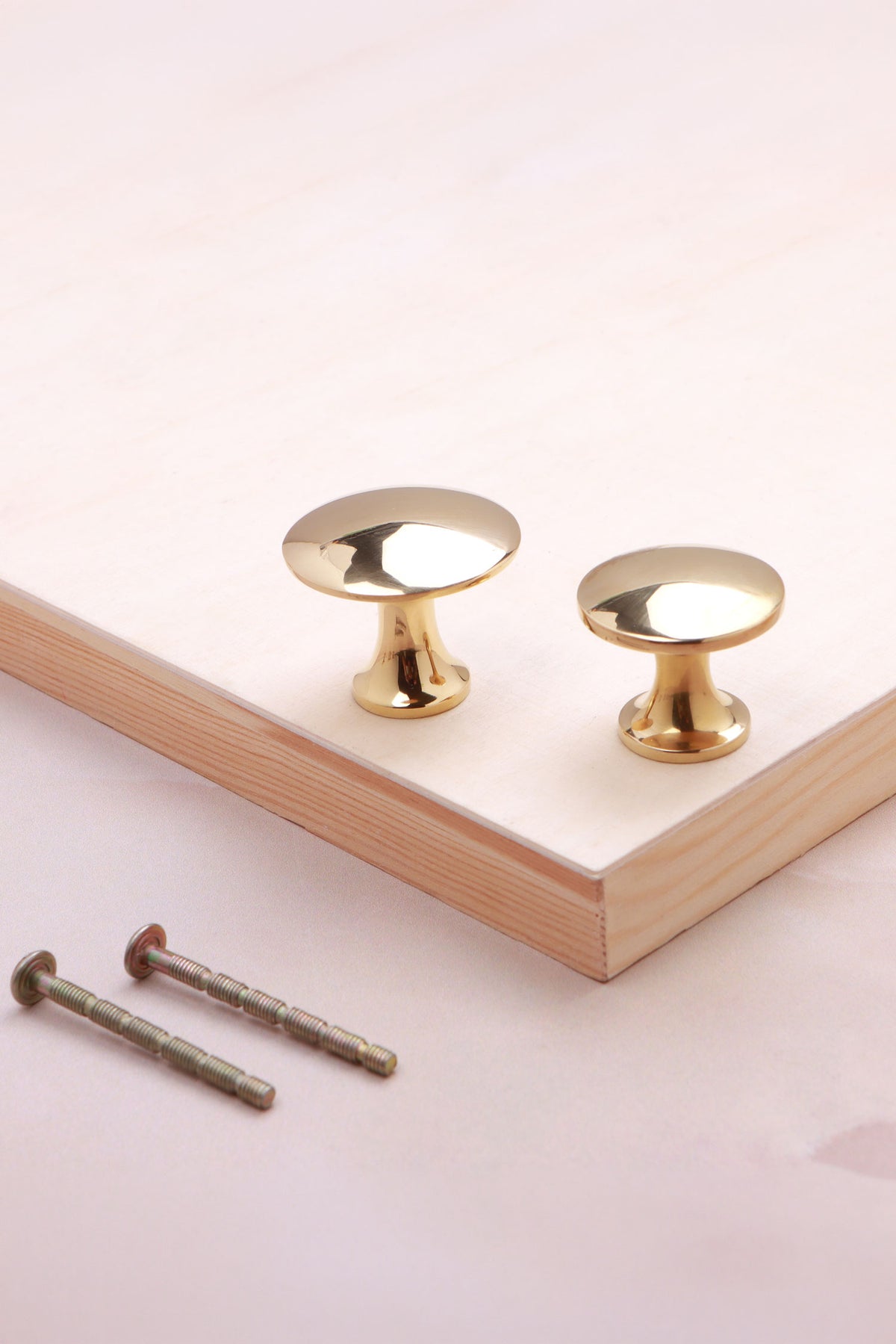 Flat top cabinet knob in polished brass