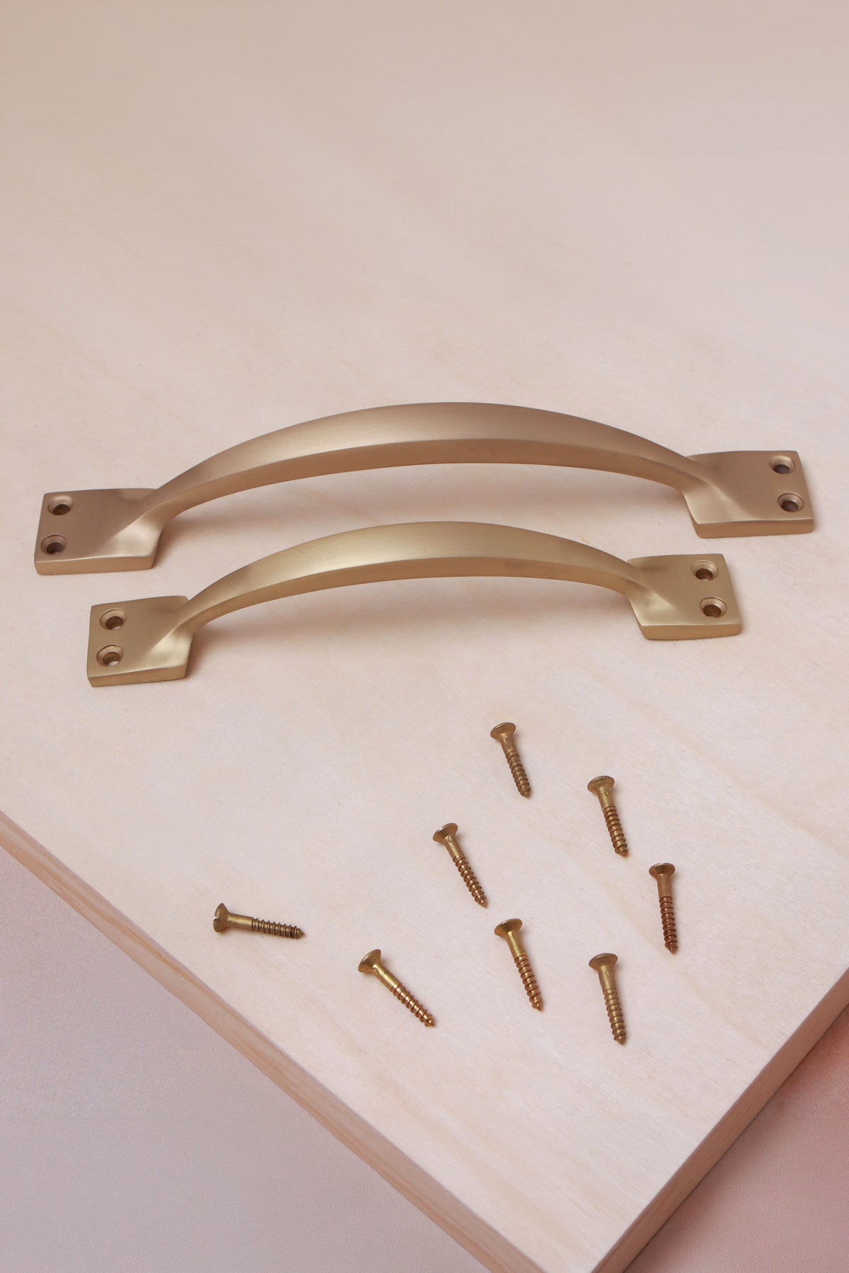 Pull handle in satin brass