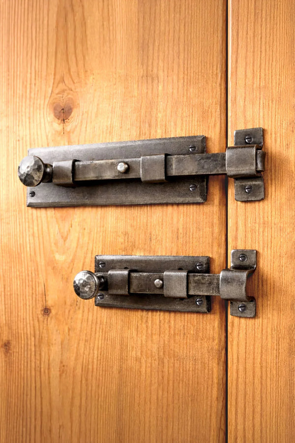 Handgeschmiedeter, gehämmerter Schiebetürriegel aus Eisen in Zinnoptik