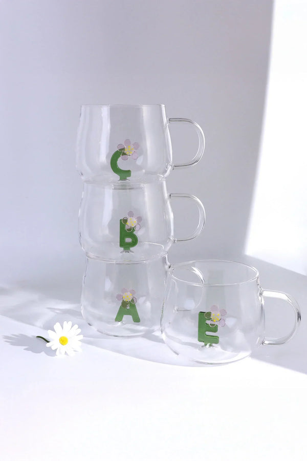 Personalisierte Glas-Tasse mit Monogramm und 3D-Blumenbuchstaben A bis Z