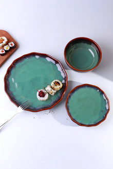Assiettes et bols Viridia en faïence émaillée verte à bord rustique
