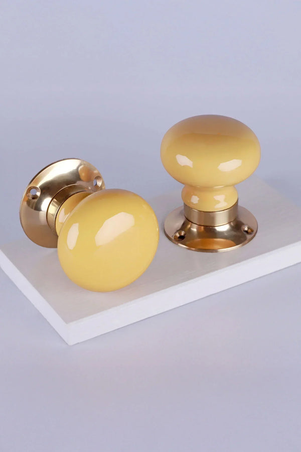Brassworks Edit Sandgelb Keramik Türdrücker-Paar – Messing