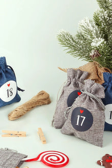 Wiederverwendbare Adventskalendertaschen aus blauem und grauem Stoff