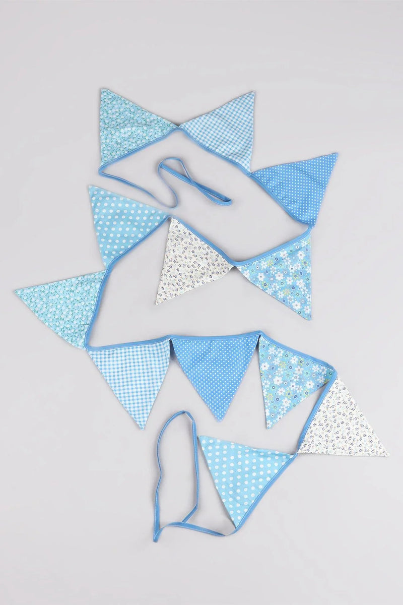 Blau-weiß gemusterte Stoffwimpelkette