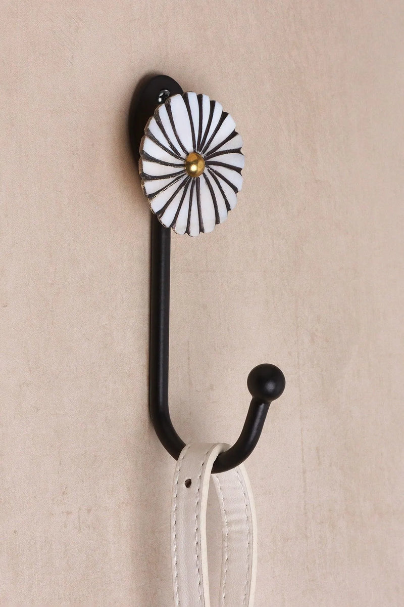 Handbemalter Wandhaken aus Perlmutt mit Charms