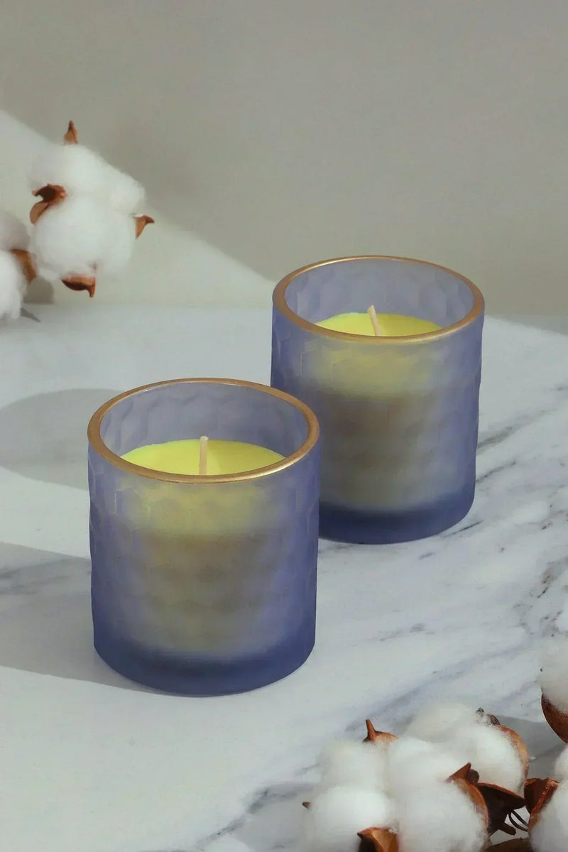 Mira Candle Co. Sandelholz-Sojawachs-Paar im violetten Glas