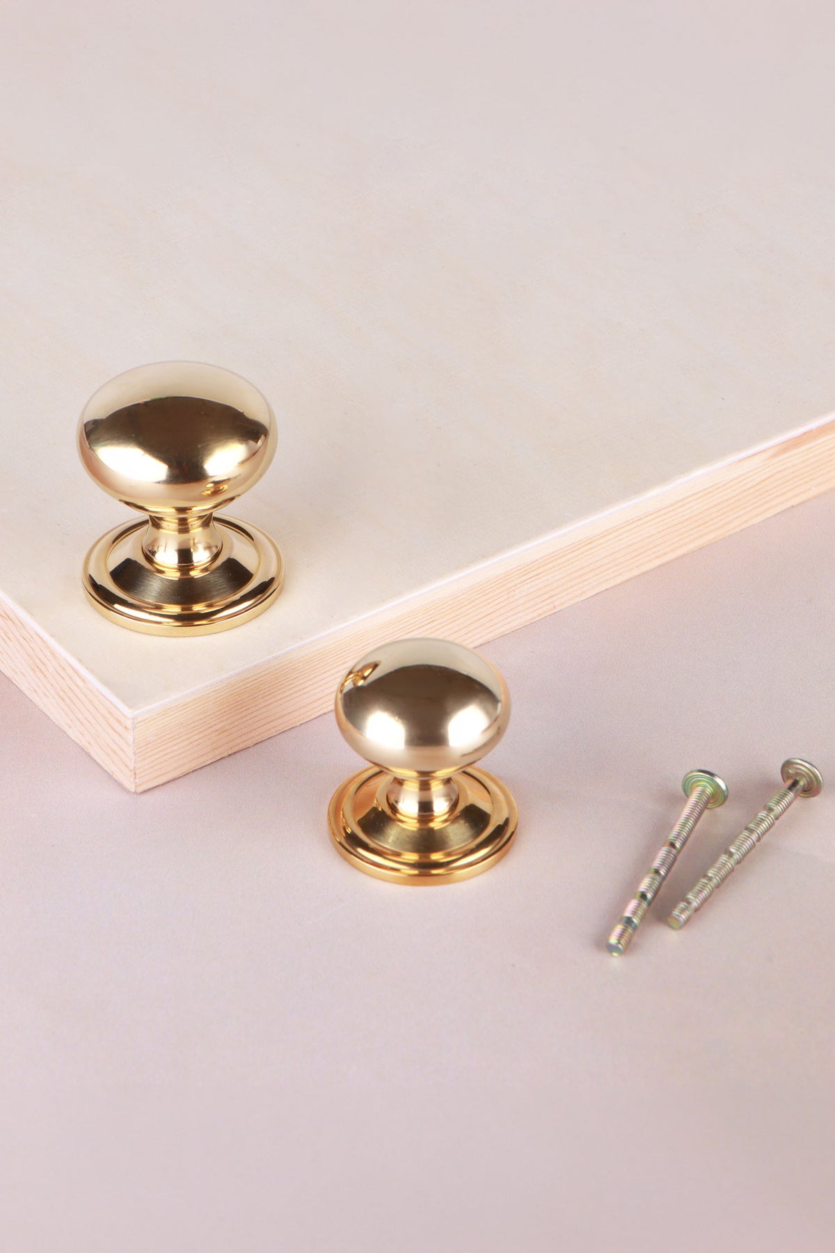 Bun cabinet knob in polished brass