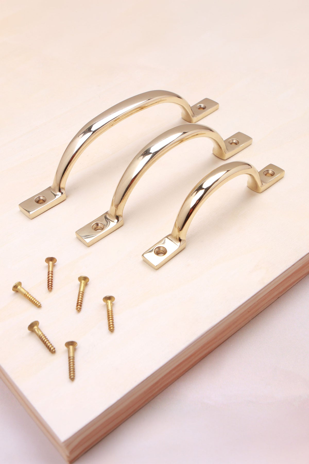 D handle in polished brass