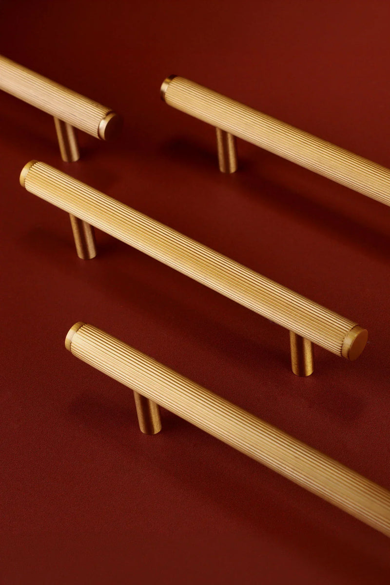 Kensington Stangengriff aus geriffeltem Messing in Satin Brass