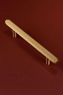 Kensington Fluted Brass Bar Pull Handle in Satin Brass