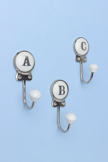 Porte-manteau mural en céramique avec monogramme personnalisé et crochet chromé